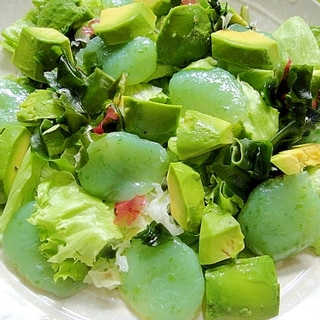 さしみ蒟蒻とアボカド海藻のサラダ